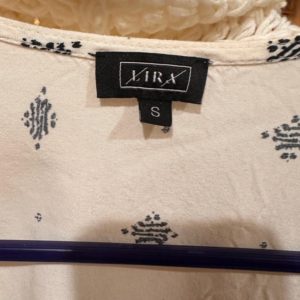 Chic White Blouse With Black Pattern - image 5